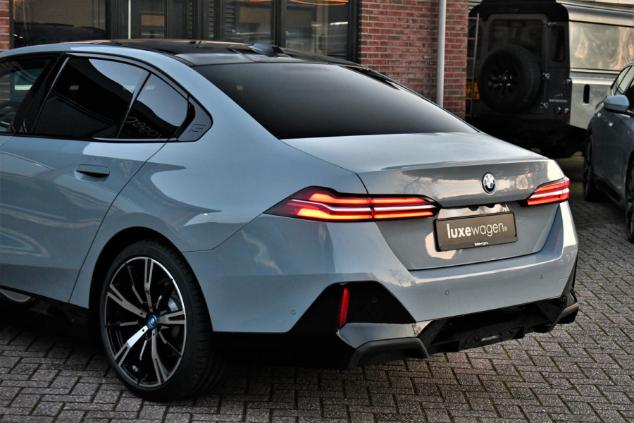 BMW 5 Serie 530e M-Sport Pano ACC 360 H/K Stoel-vent Brooklyngrau