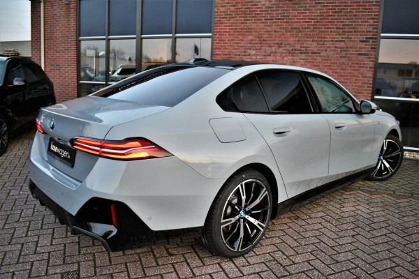 BMW 5 Serie 530e M-Sport Pano ACC 360 H/K Stoel-vent Brooklyngrau