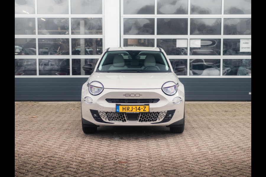 Fiat 600 1.2 Hybrid 110pk La Prima | Leder | Stoelmassage | Camera | Carplay | Adapt. Cruise | Winter Pack