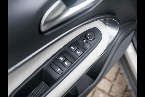 Fiat 600 1.2 Hybrid 110pk La Prima | Leder | Stoelmassage | Camera | Carplay | Adapt. Cruise | Winter Pack