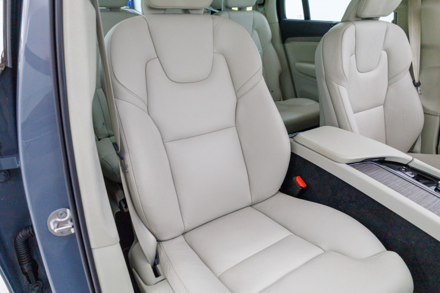 Volvo XC90 2.0 T8 Recharge AWD Ultimate Bright 456 PK Long range | 7 persoons! | Pano | Leer | Headup | All-season Harman Kardon, Stoel-, stuur- & achterbankverw, Elec. voorstoelen met geheugen, Pilot assist, 360 Camera