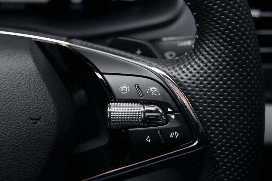 Škoda Karoq 1.5 TSI ACT Sportline Automaat | Pano-dak | CarPlay | Virtual | Acc | Stoelverwarming V+A | Led | Pdc | Keyless |