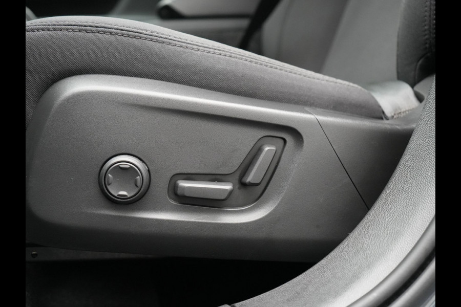 Volvo XC40 T4 Recharge R-Design Plug In Hybrid 211pk Dealer O.H. PHEV | Camera | Sportstoelen Memory | Apple Carplay | Keyless | Navigatie | Virtual | Blis | Cruise Control |