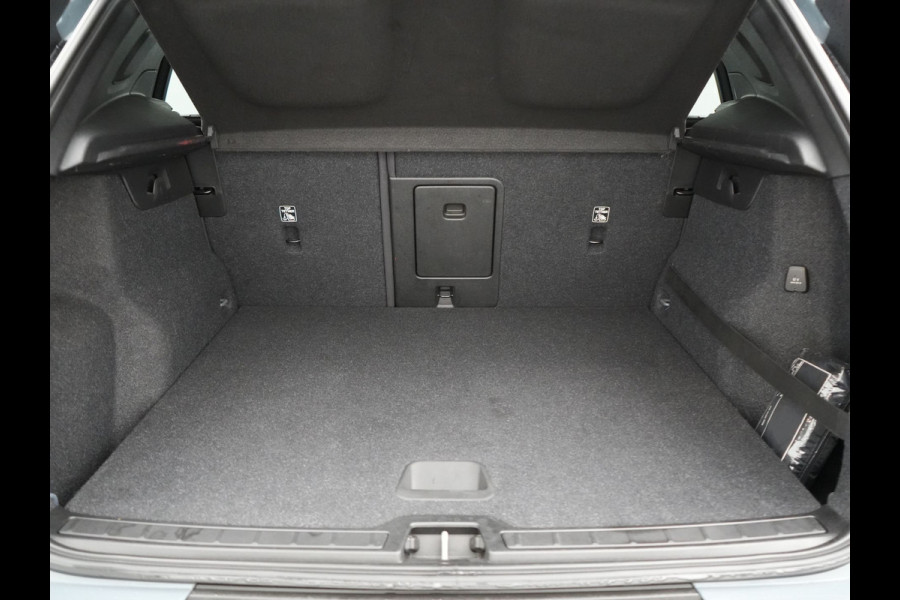 Volvo XC40 T4 Recharge R-Design Plug In Hybrid 211pk Dealer O.H. PHEV | Camera | Sportstoelen Memory | Apple Carplay | Keyless | Navigatie | Virtual | Blis | Cruise Control |