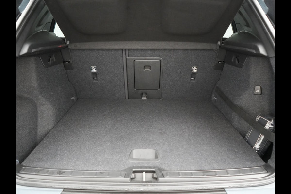 Volvo XC40 T4 Recharge R-Design Plug In Hybrid 211pk Dealer O.H. PHEV | Camera | Sportstoelen Memory | Apple Carplay | Keyless | Navigatie | Virtual | Blis | Cruise Control |