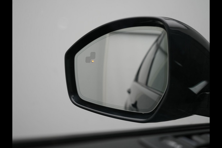 Land Rover Discovery Sport P300e Dynamic SE Plug In Hybrid 300pk Dealer O.H. PHEV | Adaptive Cruise | Meridian Sound | Camera | Lederen Sportstoelen Memory & Verwarmd | Apple Carplay | Keyless | Blis | Stuur Verwarmd | Navigatie | DAB | 20"L.M |