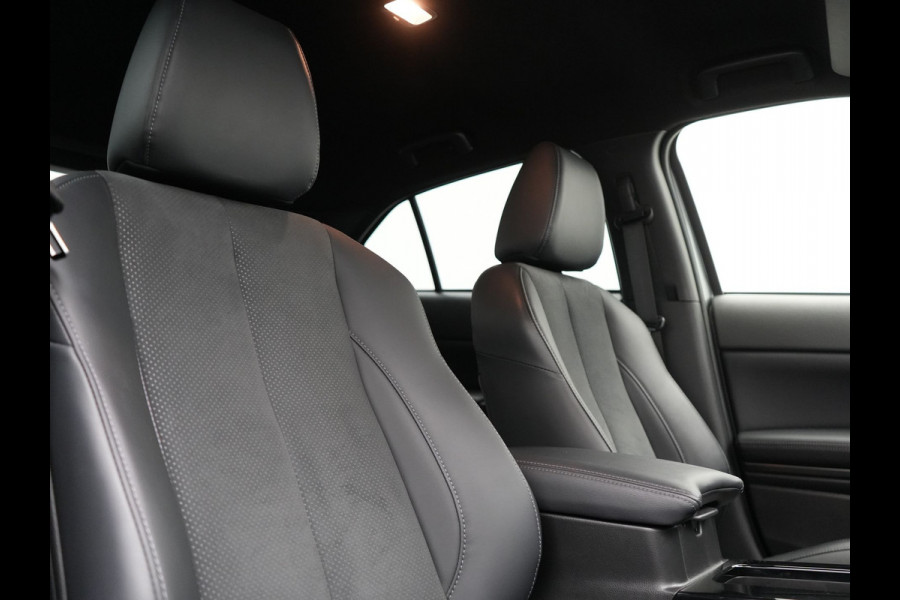 Mitsubishi Eclipse Cross 2.4 Black Edition Plug In Hybrid 188pk PHEV | Trekhaak Afn. | Adaptive Cruise | 360 Camera | Alcantara Sportstoelen Verwarmd | Apple Carplay | Stuur Verwarmd | Navigatie | Keyless | Blis |