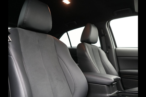 Mitsubishi Eclipse Cross 2.4 Black Edition Plug In Hybrid 188pk PHEV | Trekhaak Afn. | Adaptive Cruise | 360 Camera | Alcantara Sportstoelen Verwarmd | Apple Carplay | Stuur Verwarmd | Navigatie | Keyless | Blis |