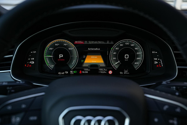 Audi Q8 60 TFSI e quattro Pro Line S Competition Panodak B&O 360 Camera Memory Carbon HUD Trekhaak