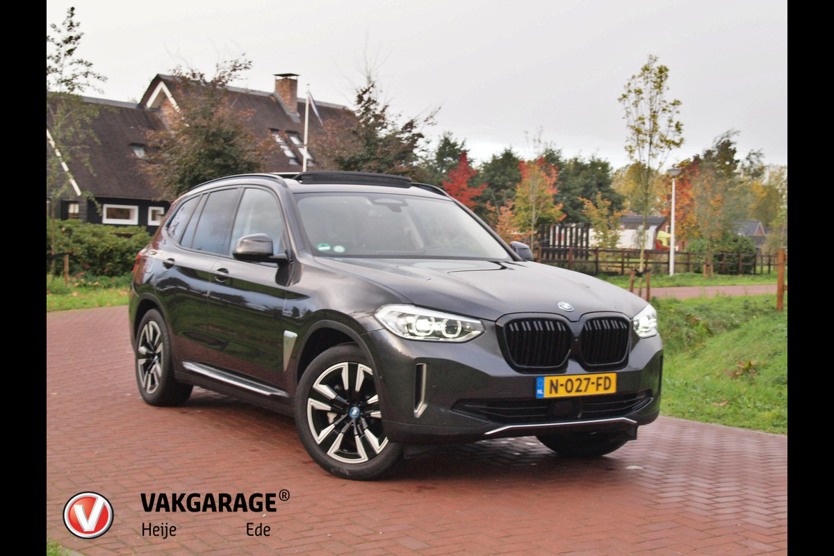 BMW iX3 Executive 80 kWh | Panoramadak | Camera | Trekhaak | Sfeerverlichting | Apple Carplay |