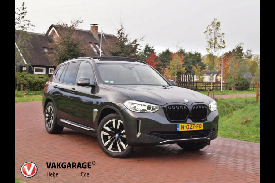 BMW iX3 Executive 80 kWh | Panoramadak | Camera | Trekhaak | Sfeerverlichting | Apple Carplay |