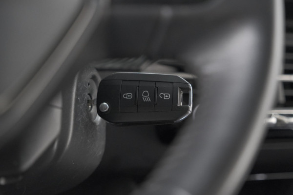 Peugeot 2008 PureTech 130 EAT8 Allure | Parkeersensoren | Navigatie | Apple Carplay | Climate Control