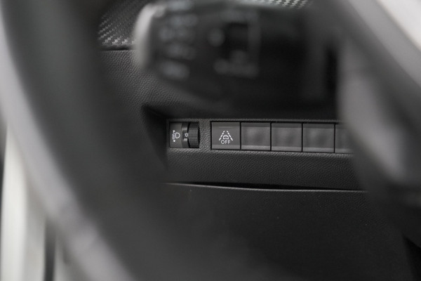Peugeot 2008 PureTech 130 EAT8 Allure | Parkeersensoren | Navigatie | Apple Carplay | Climate Control