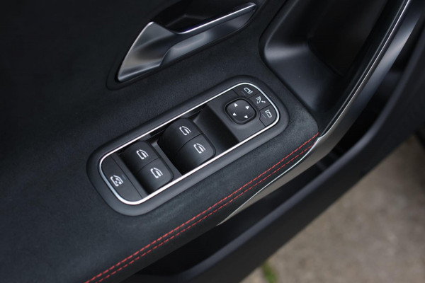 Mercedes-Benz CLA-Klasse Shooting Brake 220 AMG *Camera*Sfeerverlichting*Trekhaak*Stoelverwarming*