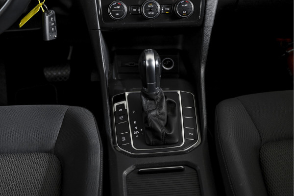 Volkswagen Golf Sportsvan 1.5 TSI ACT 130 PK Comfortline - Automaat | Adapt. Cruise | Stoelverw. | PDC | Camera | App.Connect + NAV. | ECC | DAB | Trekhaak | LM 16" |