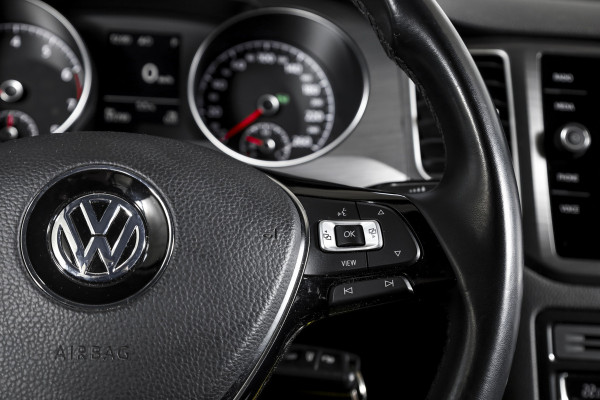 Volkswagen Golf Sportsvan 1.5 TSI ACT 130 PK Comfortline - Automaat | Adapt. Cruise | Stoelverw. | PDC | Camera | App.Connect + NAV. | ECC | DAB | Trekhaak | LM 16" |