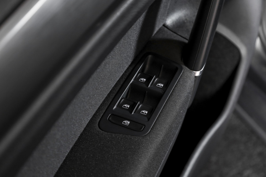 Volkswagen Golf Sportsvan 1.5 TSI ACT 130 PK Comfortline - Automaat | Adapt. Cruise | Stoelverw. | PDC | Camera | App.Connect + NAV. | ECC | DAB | Trekhaak | LM 16" |