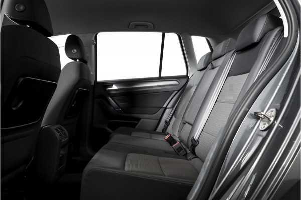Volkswagen Golf Sportsvan 1.5 TSI ACT 130 PK Comfortline - Automaat | Adapt. Cruise | Stoelverw. | PDC | Camera | App.Connect + NAV. | ECC | DAB | Trekhaak | LM 16" |