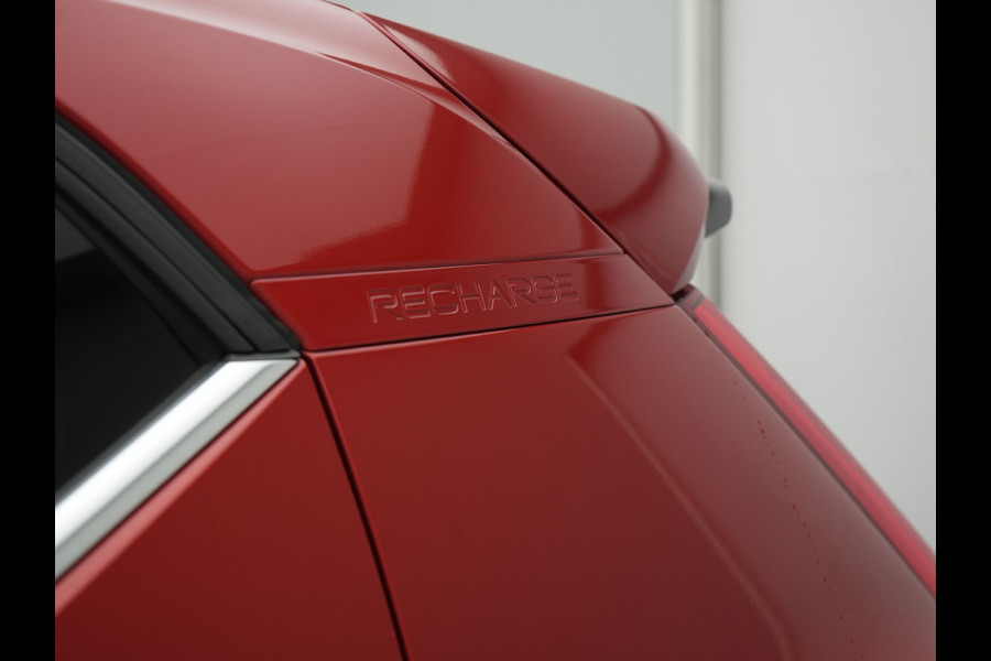 Volvo XC40 T5 Recharge Inscription Plug In Hybrid 262pk Dealer O.H. PHEV | 360 Camera | Sportstoelen Memory & Verwarmd | Stuurwiel Verwarmd | Apple Carplay | Keyless | 19"L.M | Virtual | Navigatie | DAB |