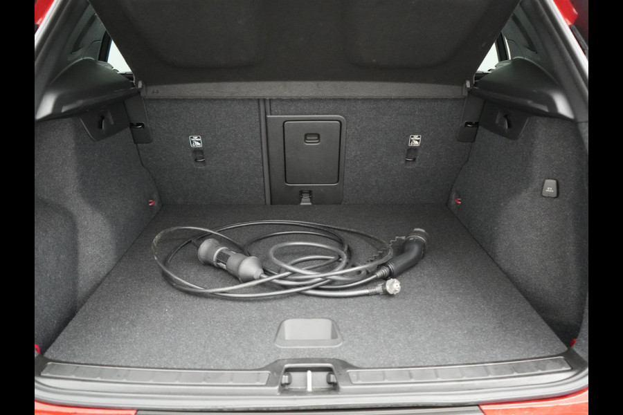 Volvo XC40 T5 Recharge Inscription Plug In Hybrid 262pk Dealer O.H. PHEV | 360 Camera | Sportstoelen Memory & Verwarmd | Stuurwiel Verwarmd | Apple Carplay | Keyless | 19"L.M | Virtual | Navigatie | DAB |
