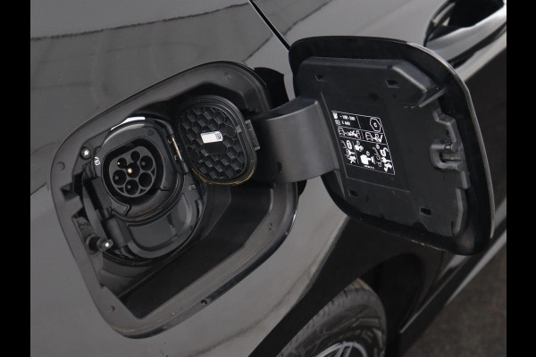 Mercedes-Benz A-Klasse 250e AMG Limited | Carplay | Stoelverwarming | Camera | Leder/Alcantara | Sfeerverlichting | Navigatie | Park Assist | Full LED | DAB | Widescreen | Climate control | PHEV | Plug In