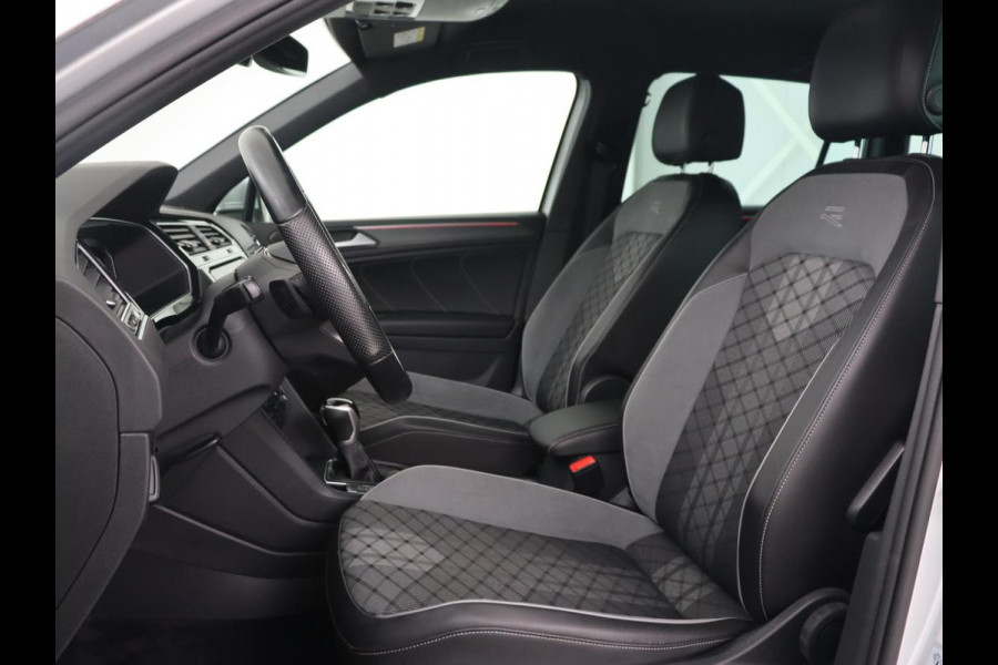 Volkswagen Tiguan 1.4 TSI eHybrid R Line | Matrix LED | Camera | Carplay | Adaptive cruise | 19'' | Navigatie | Park Assist | Virtual Cockpit | Climate control | DAB | Getint glas