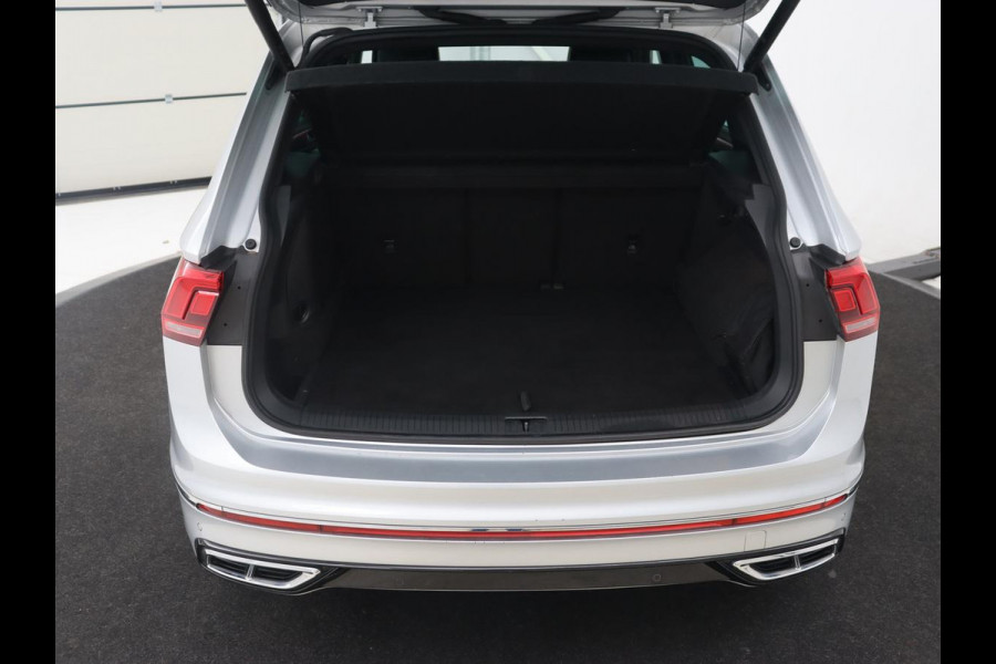 Volkswagen Tiguan 1.4 TSI eHybrid R Line | Matrix LED | Camera | Carplay | Adaptive cruise | 19'' | Navigatie | Park Assist | Virtual Cockpit | Climate control | DAB | Getint glas