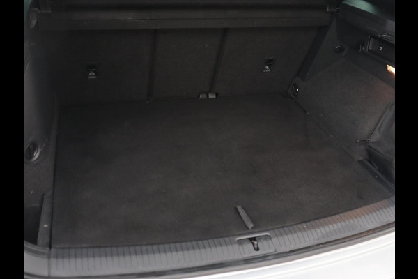 Volkswagen Tiguan 1.4 TSI eHybrid R Line | Matrix LED | Camera | Carplay | Adaptive cruise | 19'' | Navigatie | Park Assist | Virtual Cockpit | Climate control | DAB | Getint glas