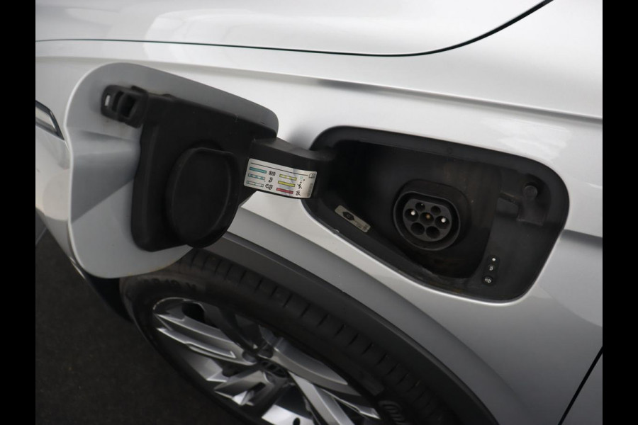 Volkswagen Tiguan 1.4 TSI eHybrid R Line | Matrix LED | Camera | Carplay | Adaptive cruise | 19'' | Navigatie | Park Assist | Virtual Cockpit | Climate control | DAB | Getint glas