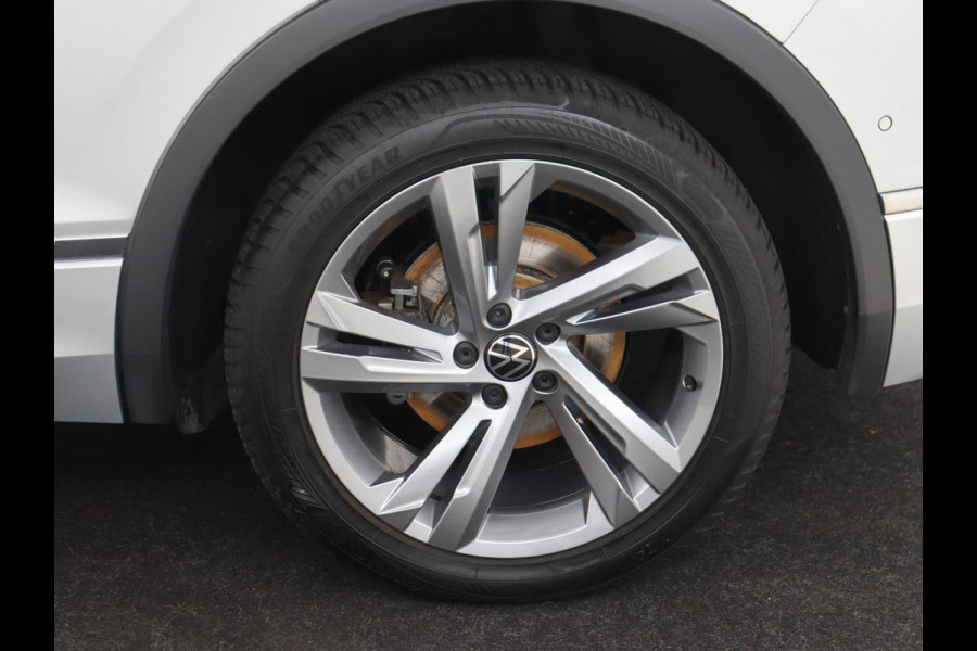 Volkswagen Tiguan 1.4 TSI eHybrid R Line | Matrix LED | Camera | Carplay | Adaptive cruise | 19'' | Navigatie | Park Assist | Virtual Cockpit | Climate control | DAB | Getint glas