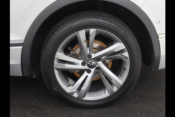 Volkswagen Tiguan 1.4 TSI eHybrid R Line | Matrix LED | Camera | Carplay | Adaptive cruise | 19'' | Navigatie | Park Assist | Virtual Cockpit | Climate control | DAB | Getint glas