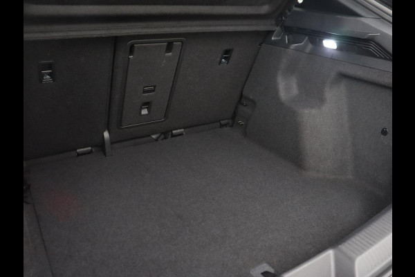 Volkswagen ID.5 Pro 77 kWh | Warmtepomp | Leder | 360 Camera | Stoelverwarming | Keyless | Adaptive cruise | Carplay | Sfeerverlichting | Navigatie | Matrix LED | 20'' | Side Assist