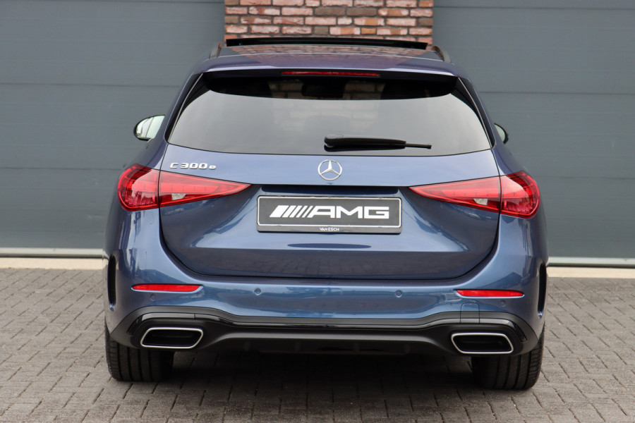 Mercedes-Benz C-Klasse Estate 300 e AMG Line | Distronic | Memory | Panoramadak | Camera | Trekhaak | High Perf. LED | Nightpakket | Sfeerverlichting Premium | Stoelverwarming | Dodehoekassistent |