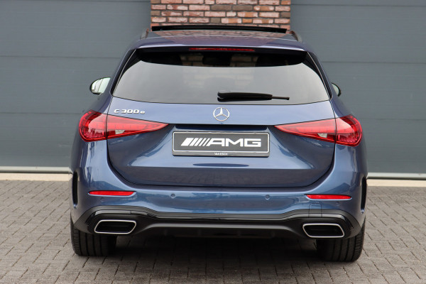 Mercedes-Benz C-Klasse Estate 300 e AMG Line | Distronic | Memory | Panoramadak | Camera | Trekhaak | High Perf. LED | Nightpakket | Sfeerverlichting Premium | Stoelverwarming | Dodehoekassistent |