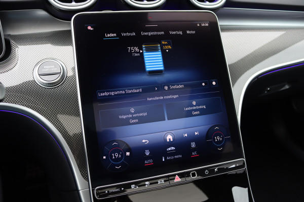 Mercedes-Benz C-Klasse Estate 300 e AMG Line | Distronic | Memory | Panoramadak | Camera | Trekhaak | High Perf. LED | Nightpakket | Sfeerverlichting Premium | Stoelverwarming | Dodehoekassistent |