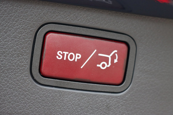 Mercedes-Benz C-Klasse Estate 300 e AMG Line | Distronic | Memory | Panoramadak | Camera | Trekhaak | High Perf. LED | Nightpakket | Sfeerverlichting Premium | Stoelverwarming | Dodehoekassistent |