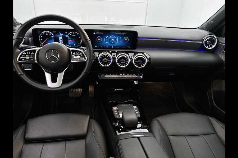 Mercedes-Benz A-Klasse 180 Business Solution Luxury (PANORAMADAK, SFEERVERLICHTING, STOELVERWARMING, CAMERA, 1e EIGENAAR)
