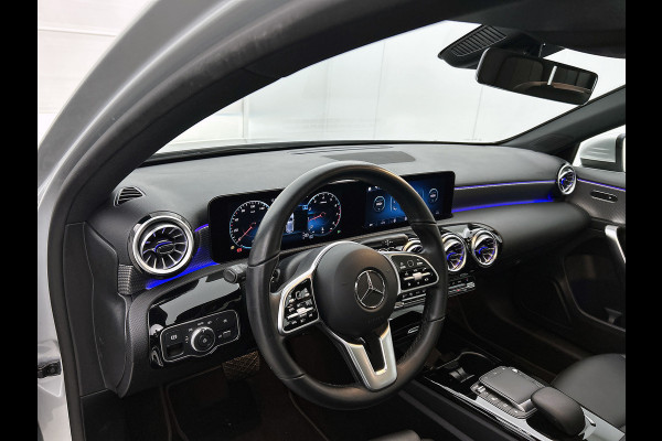 Mercedes-Benz A-Klasse 180 Business Solution Luxury (PANORAMADAK, SFEERVERLICHTING, STOELVERWARMING, CAMERA, 1e EIGENAAR)