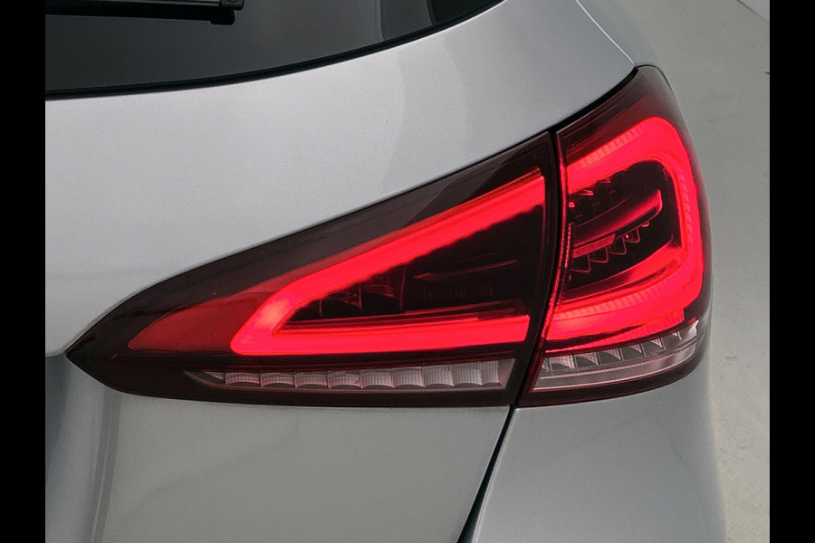 Mercedes-Benz A-Klasse 180 Business Solution Luxury (PANORAMADAK, SFEERVERLICHTING, STOELVERWARMING, CAMERA, 1e EIGENAAR)