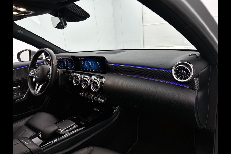 Mercedes-Benz A-Klasse 180 Business Solution Luxury (PANORAMADAK, SFEERVERLICHTING, STOELVERWARMING, CAMERA, 1e EIGENAAR)