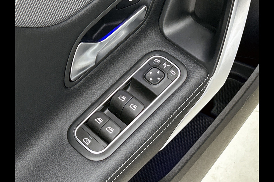 Mercedes-Benz A-Klasse 180 Business Solution Luxury (PANORAMADAK, SFEERVERLICHTING, STOELVERWARMING, CAMERA, 1e EIGENAAR)