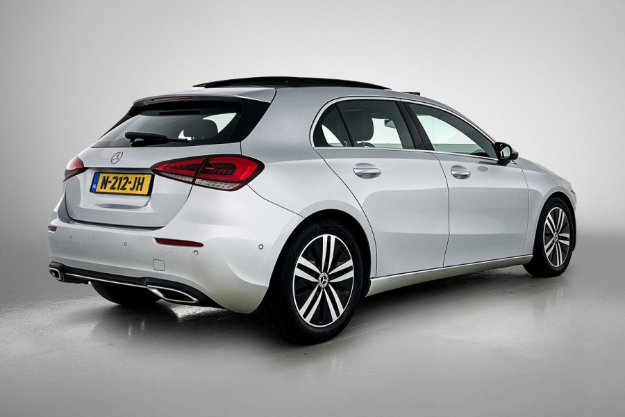 Mercedes-Benz A-Klasse 180 Business Solution Luxury (PANORAMADAK, SFEERVERLICHTING, STOELVERWARMING, CAMERA, 1e EIGENAAR)