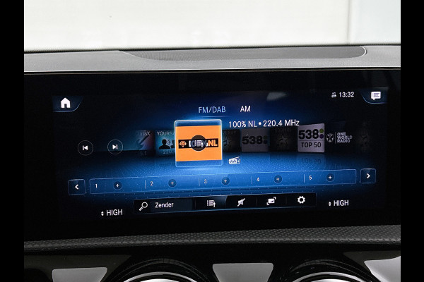 Mercedes-Benz A-Klasse 180 Business Solution Luxury (PANORAMADAK, SFEERVERLICHTING, STOELVERWARMING, CAMERA, 1e EIGENAAR)