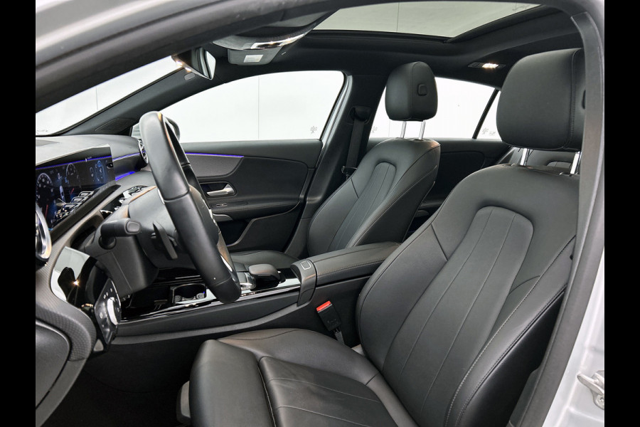 Mercedes-Benz A-Klasse 180 Business Solution Luxury (PANORAMADAK, SFEERVERLICHTING, STOELVERWARMING, CAMERA, 1e EIGENAAR)