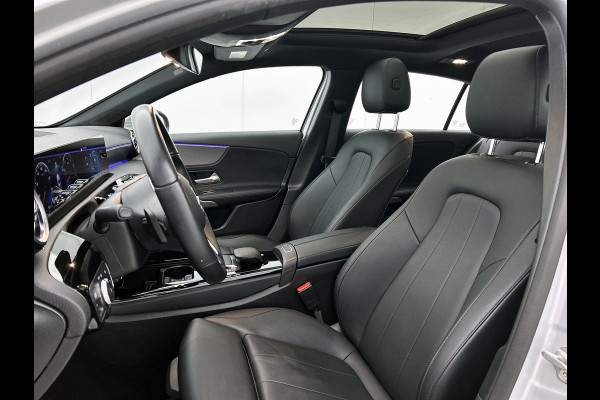 Mercedes-Benz A-Klasse 180 Business Solution Luxury (PANORAMADAK, SFEERVERLICHTING, STOELVERWARMING, CAMERA, 1e EIGENAAR)