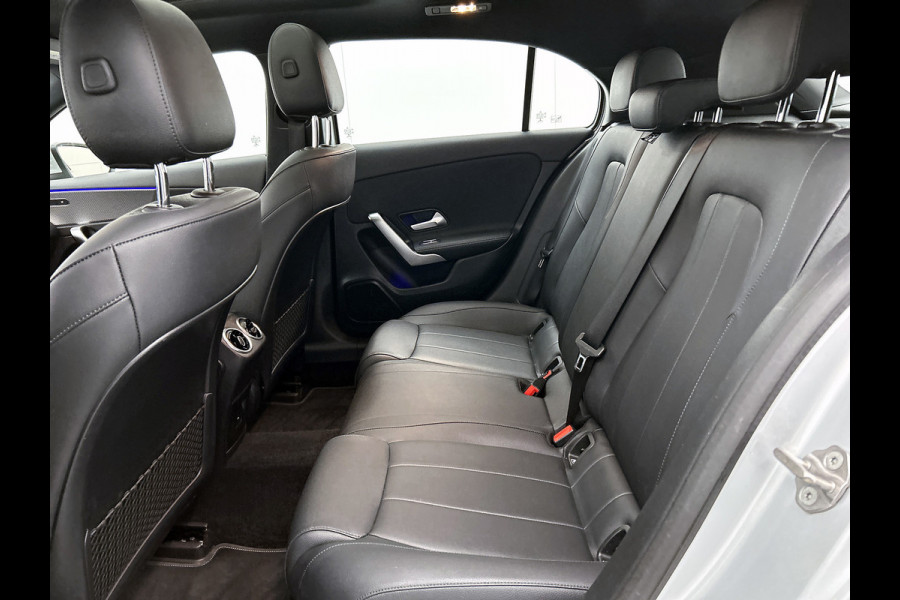 Mercedes-Benz A-Klasse 180 Business Solution Luxury (PANORAMADAK, SFEERVERLICHTING, STOELVERWARMING, CAMERA, 1e EIGENAAR)