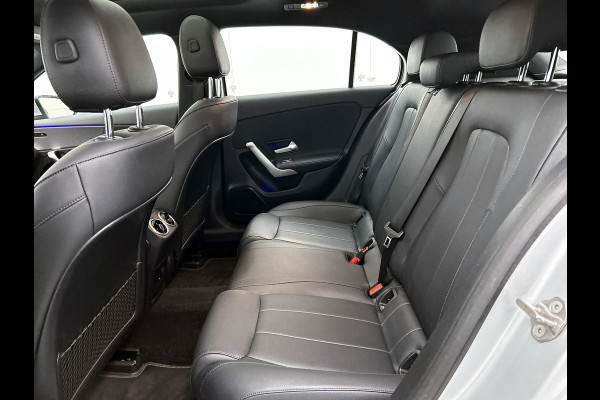 Mercedes-Benz A-Klasse 180 Business Solution Luxury (PANORAMADAK, SFEERVERLICHTING, STOELVERWARMING, CAMERA, 1e EIGENAAR)