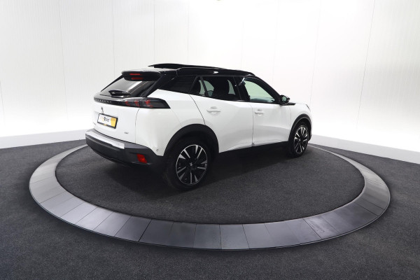 Peugeot e-2008 EV GT Pack 50 kWh | Schuif-/Kanteldak | Adaptieve Cruise Control | Camera  | Dodehoekdetectie | SOH=92,5%