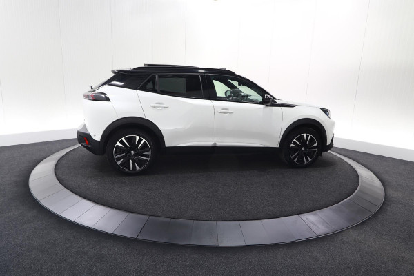 Peugeot e-2008 EV GT Pack 50 kWh | Schuif-/Kanteldak | Adaptieve Cruise Control | Camera  | Dodehoekdetectie | SOH=92,5%