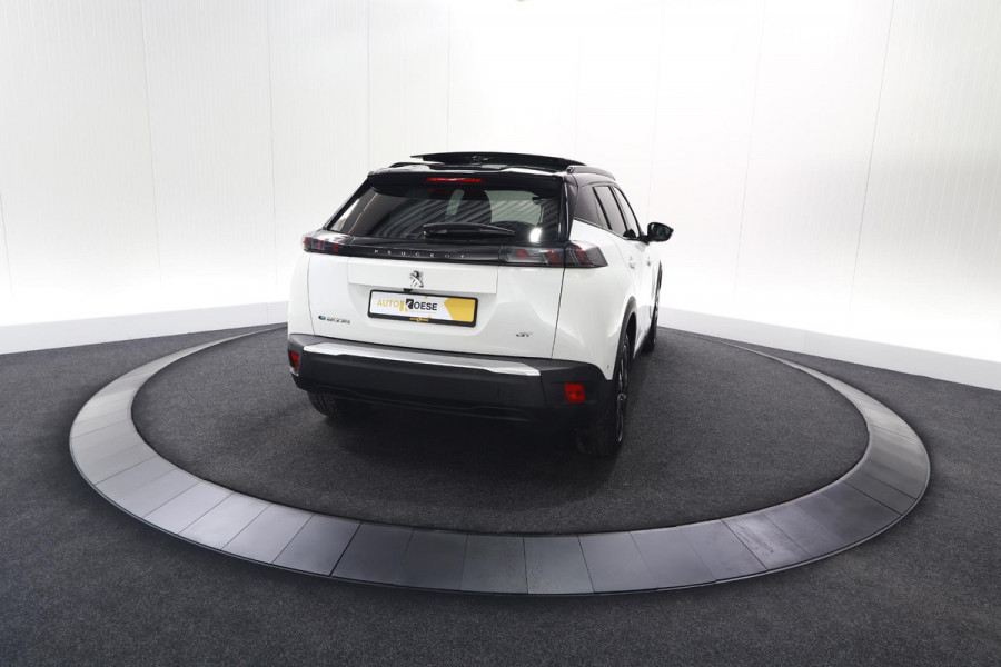 Peugeot e-2008 EV GT Pack 50 kWh | Schuif-/Kanteldak | Adaptieve Cruise Control | Camera  | Dodehoekdetectie | SOH=92,5%